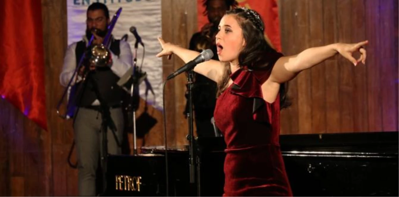 Karsu Dönmez Makedonya Konserinde Büyüledi