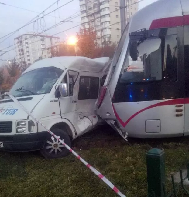 kayseri de ogrenci servisi ile tramvay carpisti 7 yarali son dakika