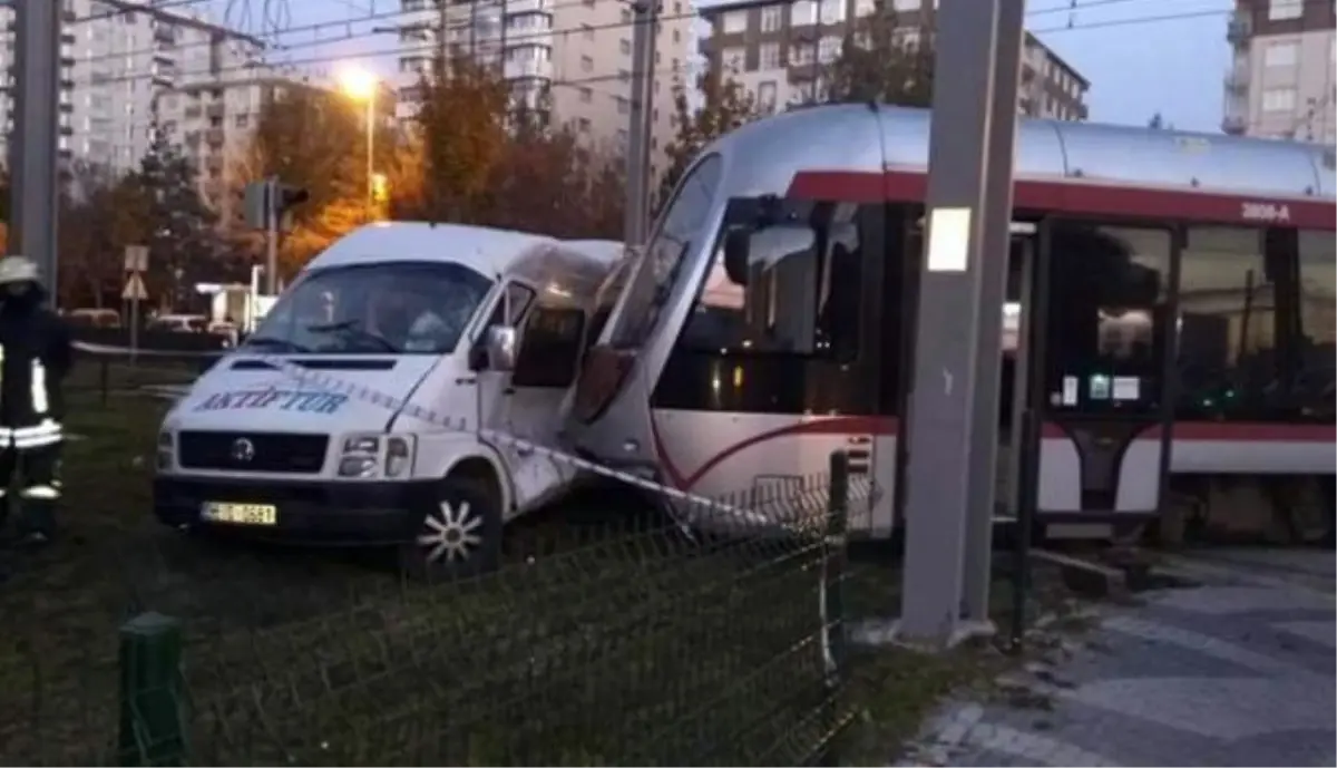 Kayseri\'de Öğrenci Servisi ile Tramvay Çarpıştı: 7 Yaralı