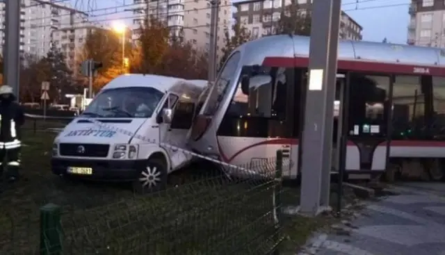 kayseri de ogrenci servisi ile tramvay carpisti 7 yarali son dakika