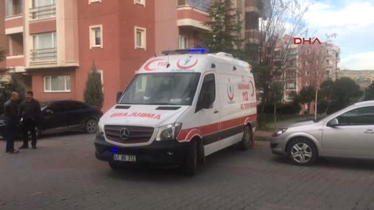 Kocaeli Balkondan Atlayarak Intihar Etti