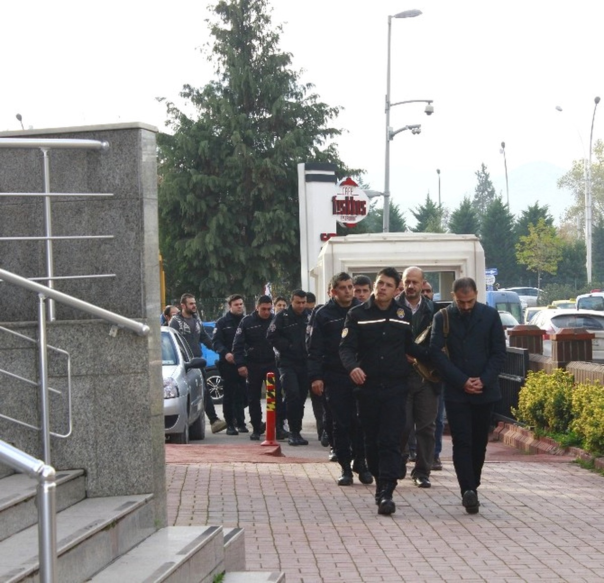 Kocaeli\'de 13 İş Adamı Fetö\'den Adliyeye Çıkarıldı