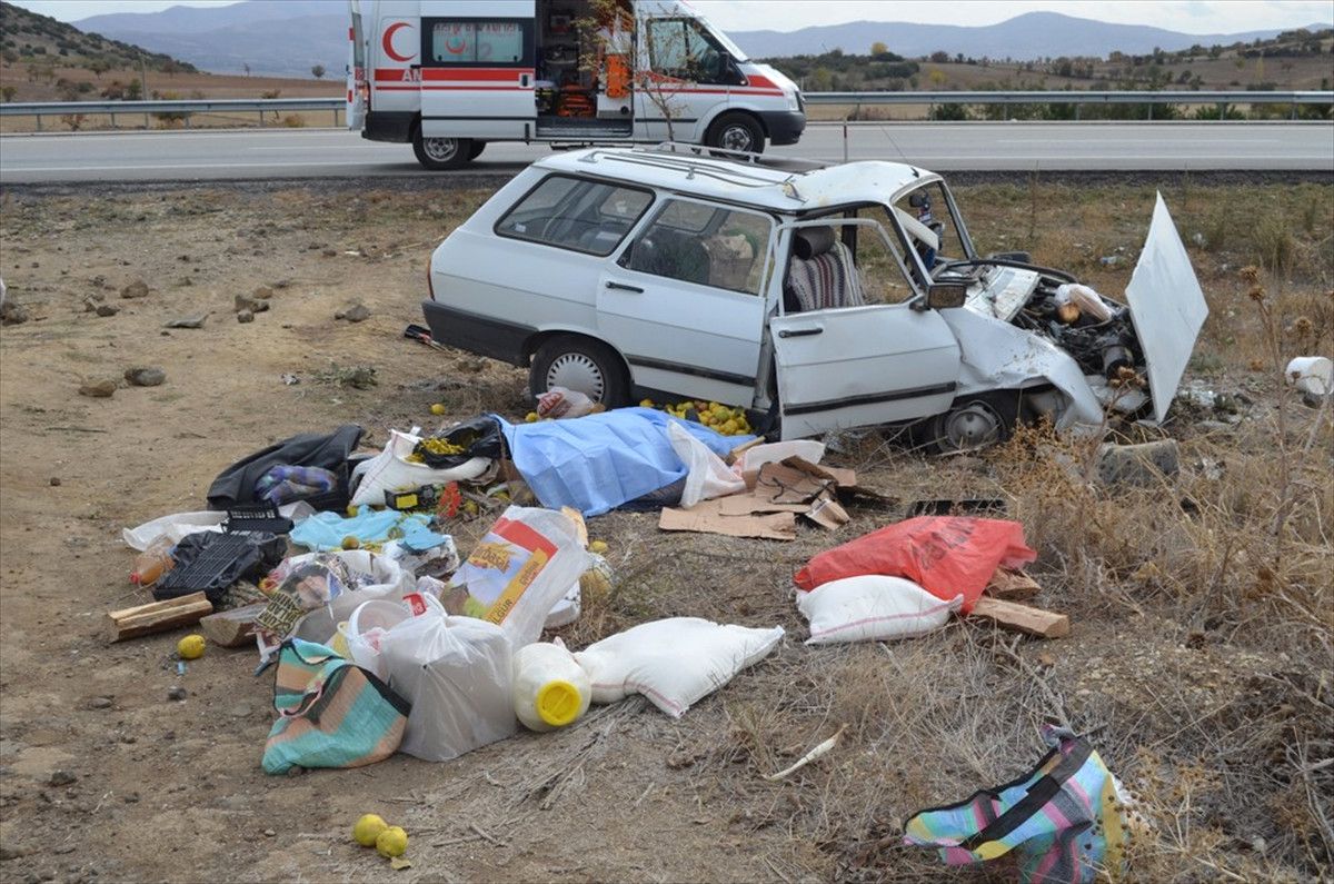Manisa\'da Otomobil Şarampole Devrildi: 1 Ölü, 1 Yaralı