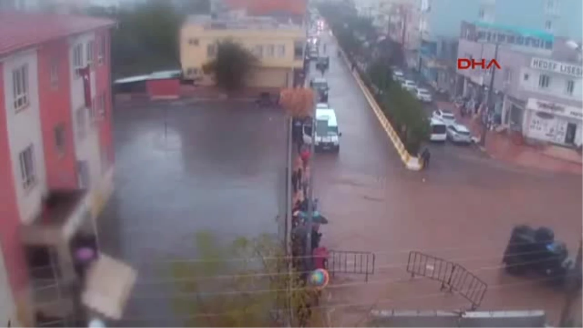 Mardin\'de Yağmura Yakalanan Öğrencilere Zırhlı Taşıma