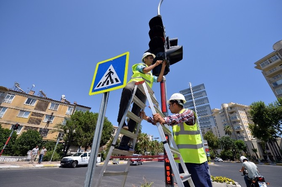 Mersin\'de Trafik Hizmetleri Kent Genelinde Sürüyor