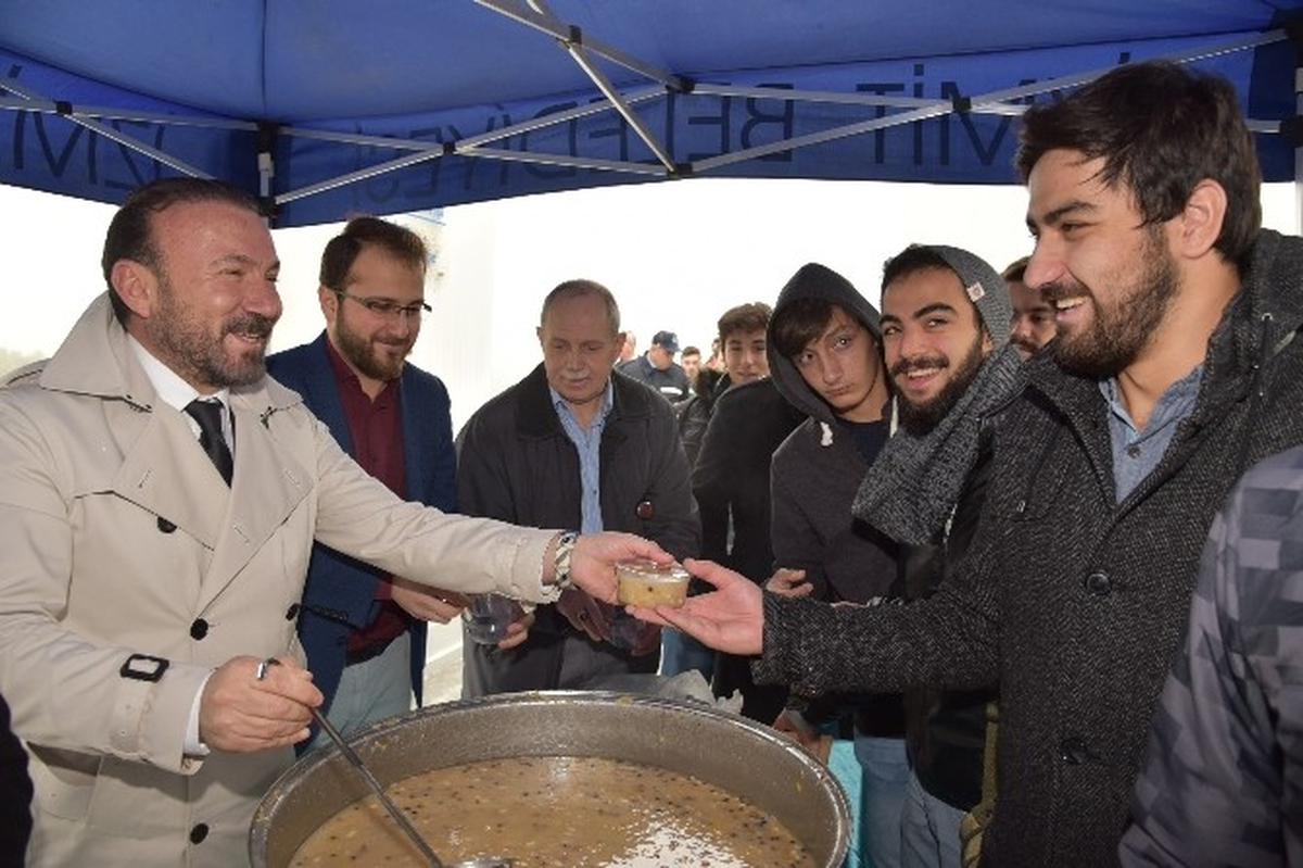 Nevzat Doğan\'dan Üniversite Öğrencilerine Aşure İkramı