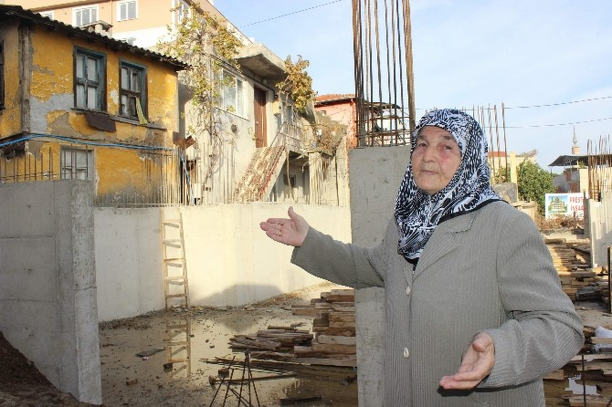 Kapısının Önüne Apartman Dikilen 80'lik Nine Evine Giremiyor