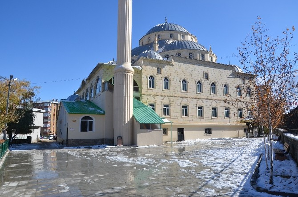 Palandöken Belediyesi\'nden Cami Bahçelerine Düzenleme