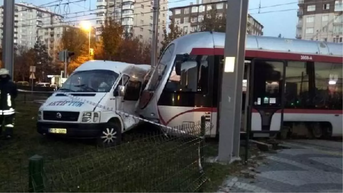 Raylı Sistem Aracı Öğrenci Servisine Çarptı; 7 Yaralı