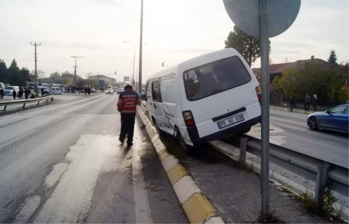 Sakarya\'da Otomobil ile Minibüs Çarpıştı: 1 Yaralı