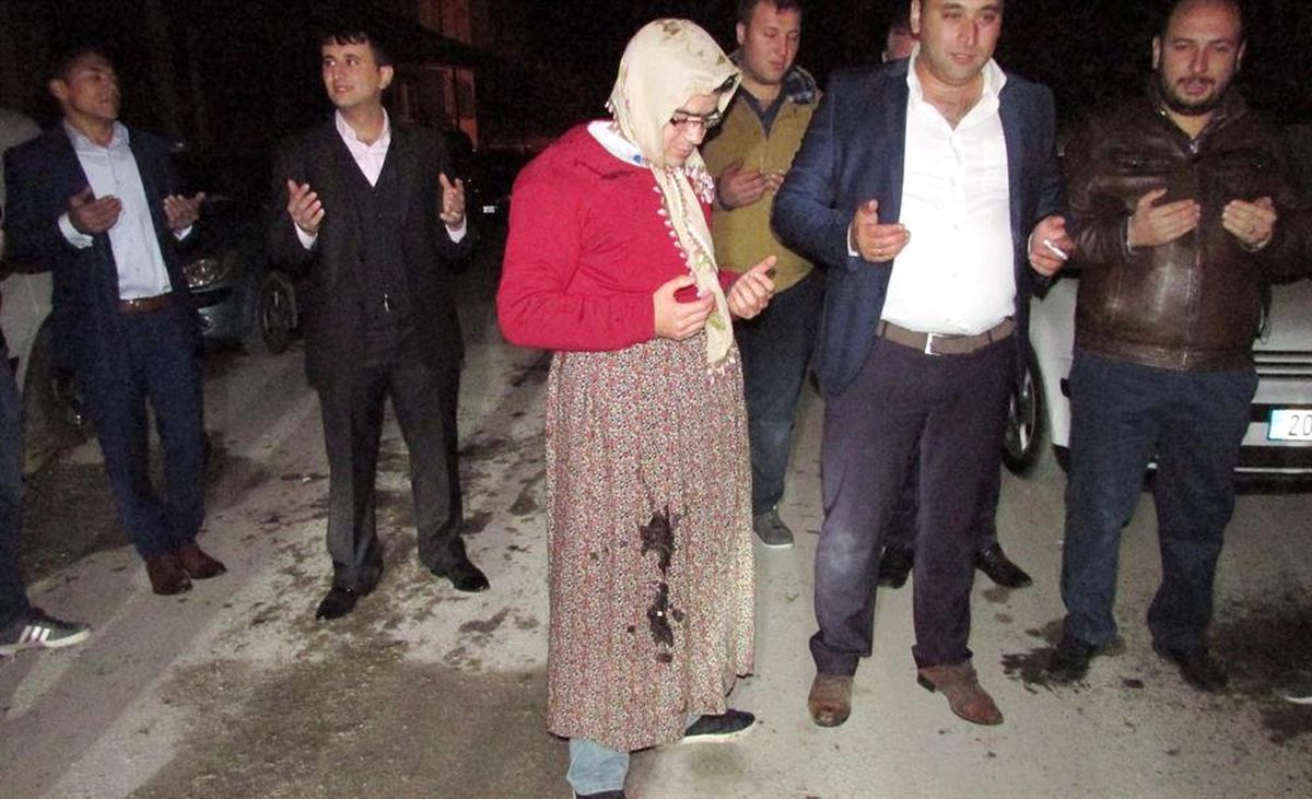 Damadın Arkadaşları Gelenek Gereğince Damada Kadın Kıyafeti Giydirip Eziyet Etti