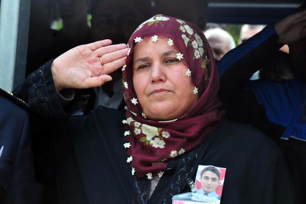 Şehit Oğlunu Polis Selamıyla Karşıladı