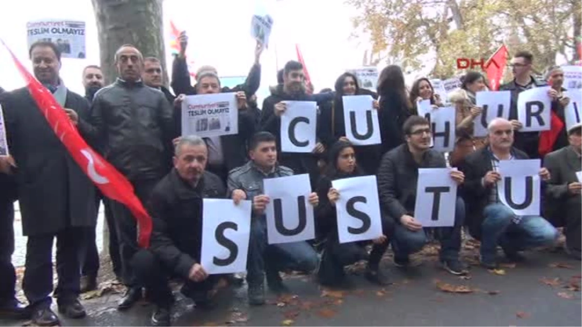 Strasburg\'da CHP Üyelerinden Cumhuriyet Gazetesine Destek Eylemi