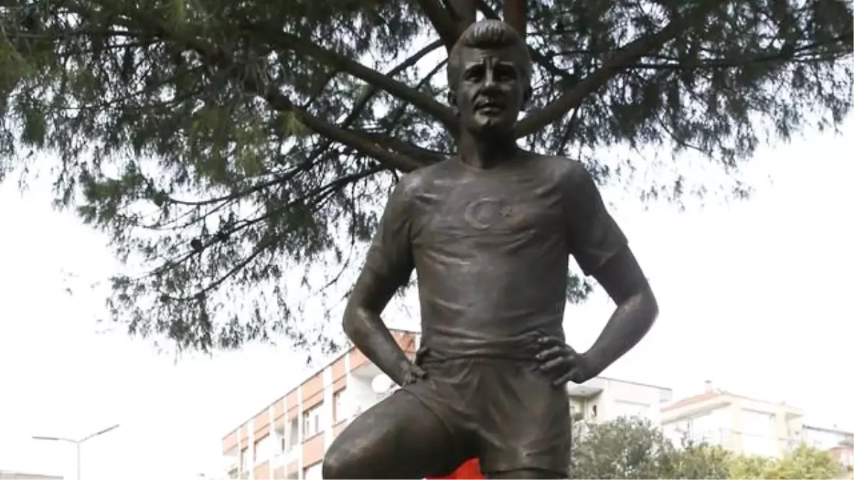 Taçsız Kral\'ın Heykeli Dikildi