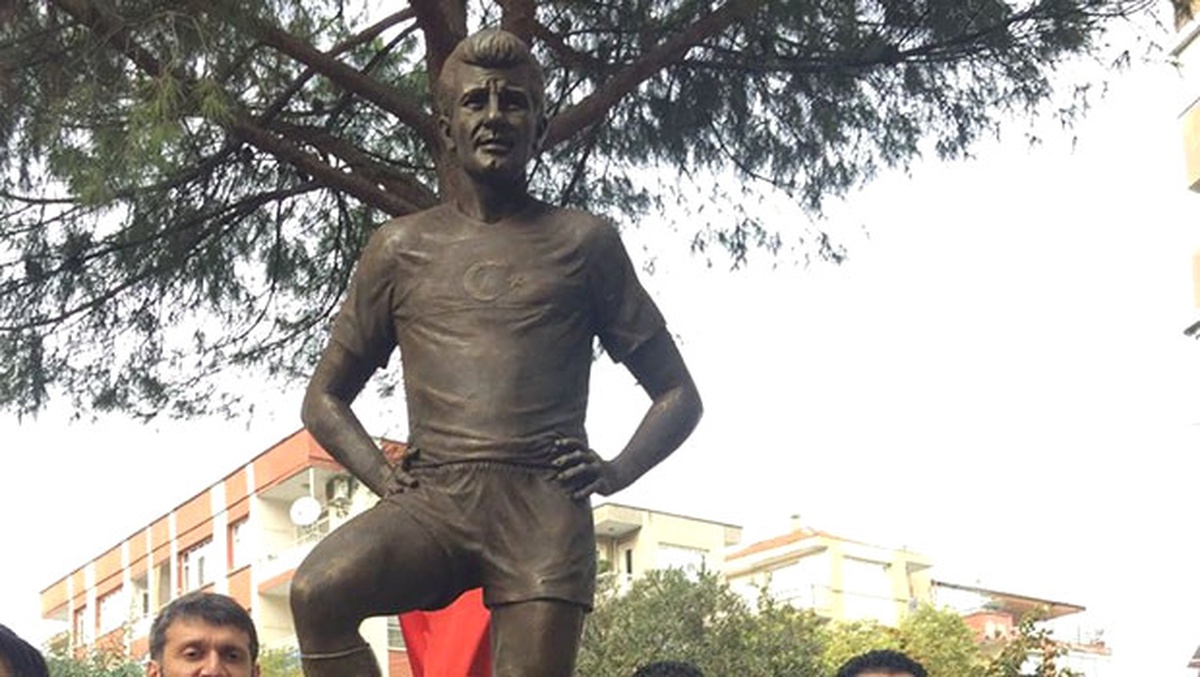Taçsız Kral"In Heykeli İzmir\'de Açıldı