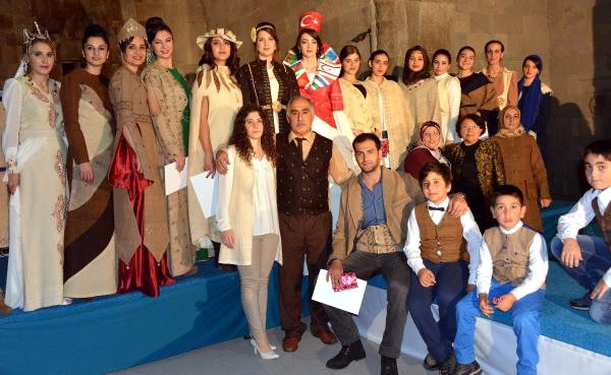 Tarihi Yakutiye Medresesi\'nde Ehram Defilesi