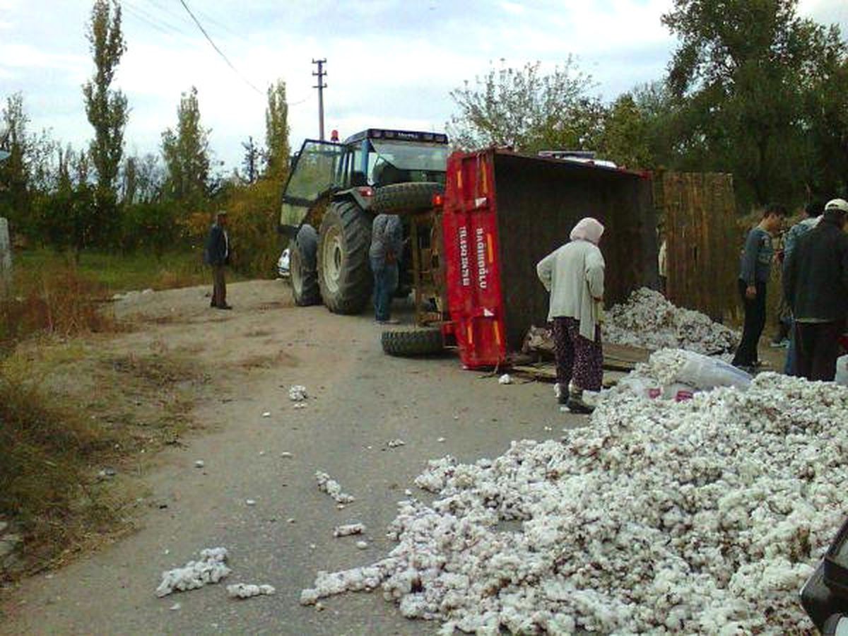 Traktör Devrildi: 14 Yaralı