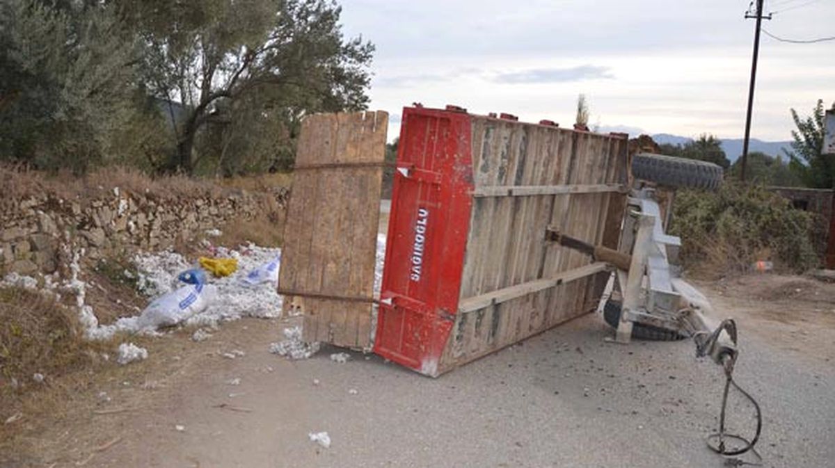 Traktör Römorku Devrildi: 14 Yaralı