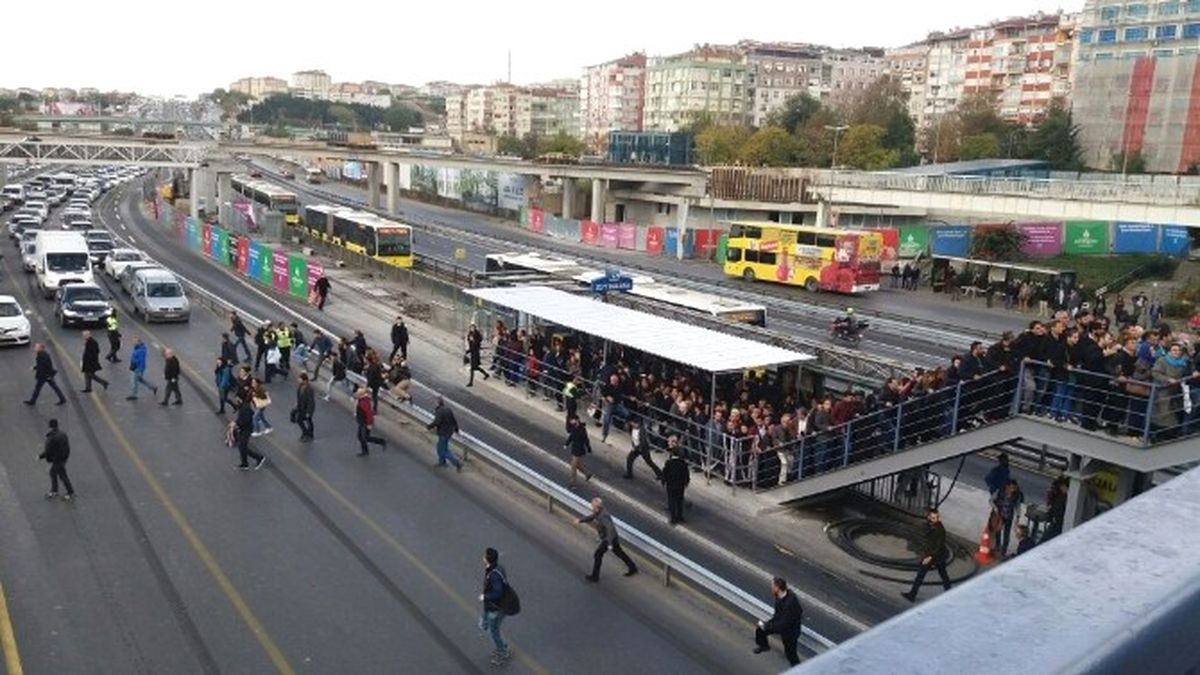 Üst Geçitte Yaya Trafiği Oluştu, Vatandaş E-5'e İndi