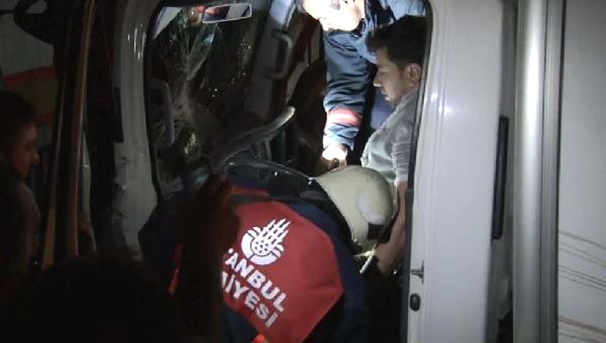 Uyuyan Sürücü Park Halindeki Tır\'a Çarptı: 2 Yaralı
