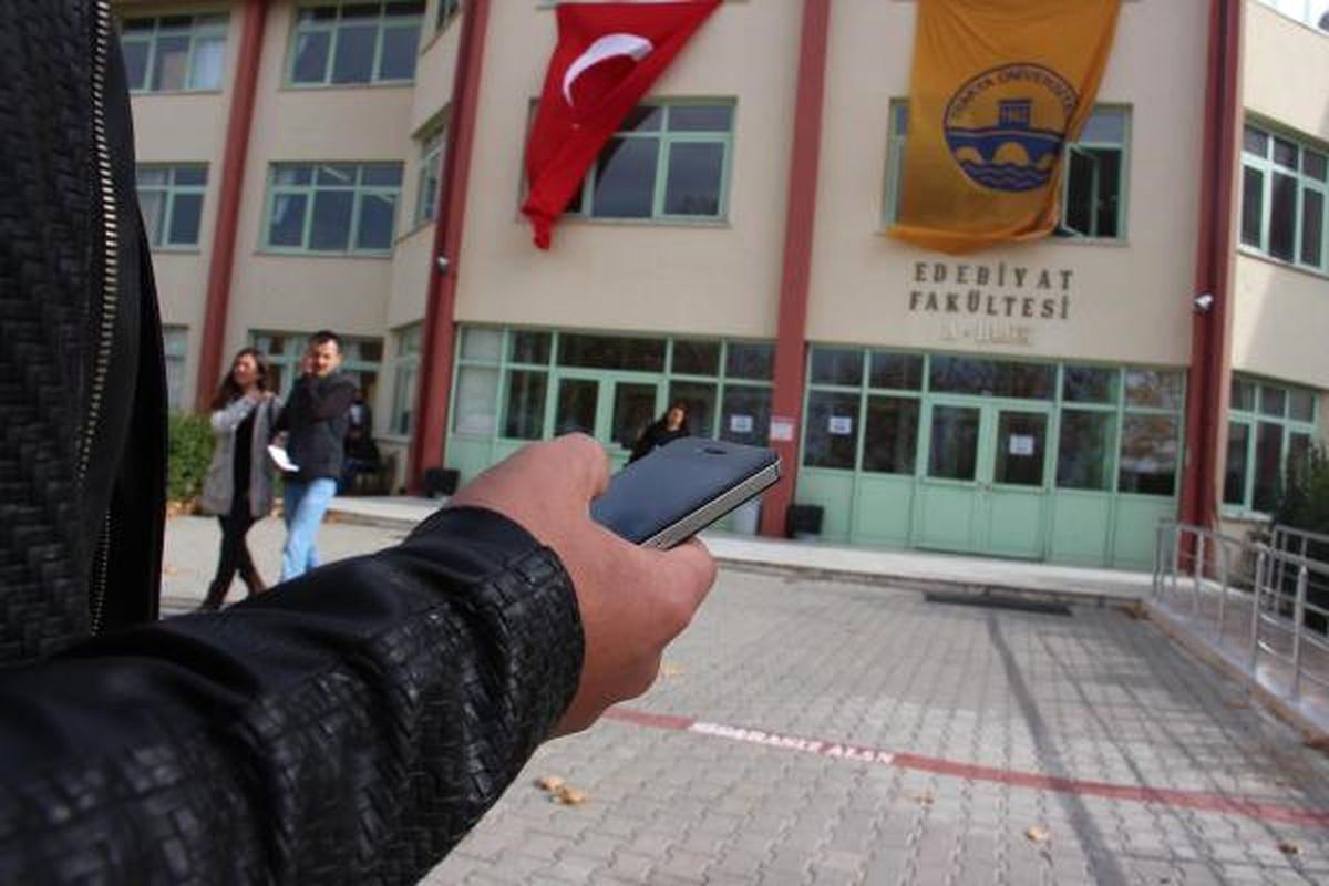 Whatsapp ile Kopya, Fakülteye Cep Telefonu Yasağı Getirdi