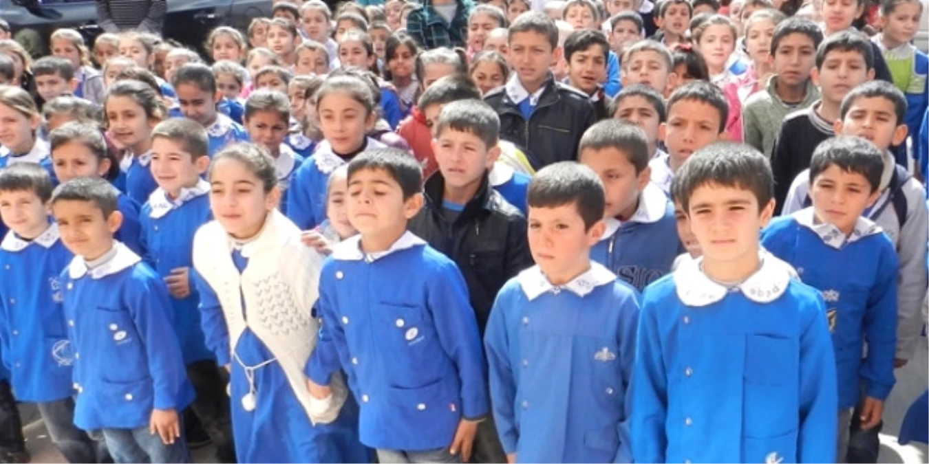 Yağmura Yakalanan Öğrencilere Zırhlı Taşıma