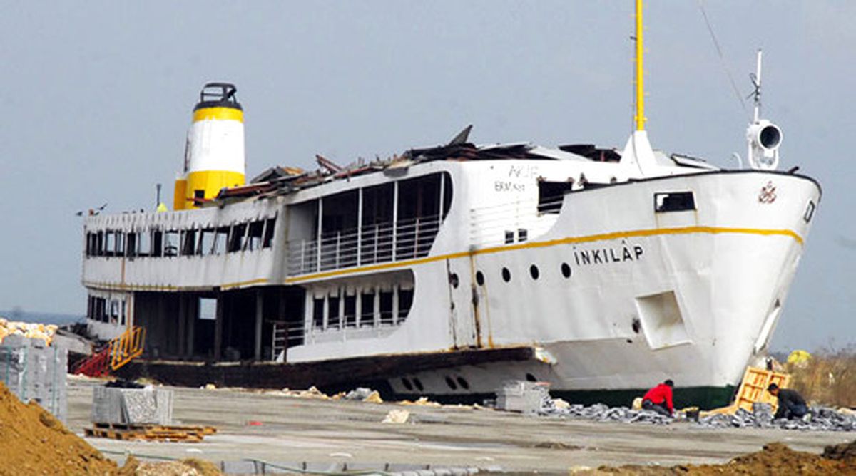 Yalova'daki İnkılap Vapuru