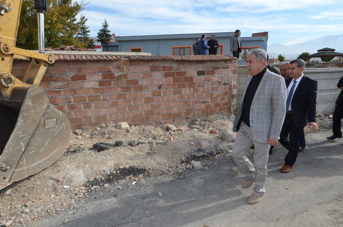 Yeşilyurt Belediyesi 2,5 Yılda 123, 2016 Yılında 53 Metruk Ev Yıkımı Yaptı