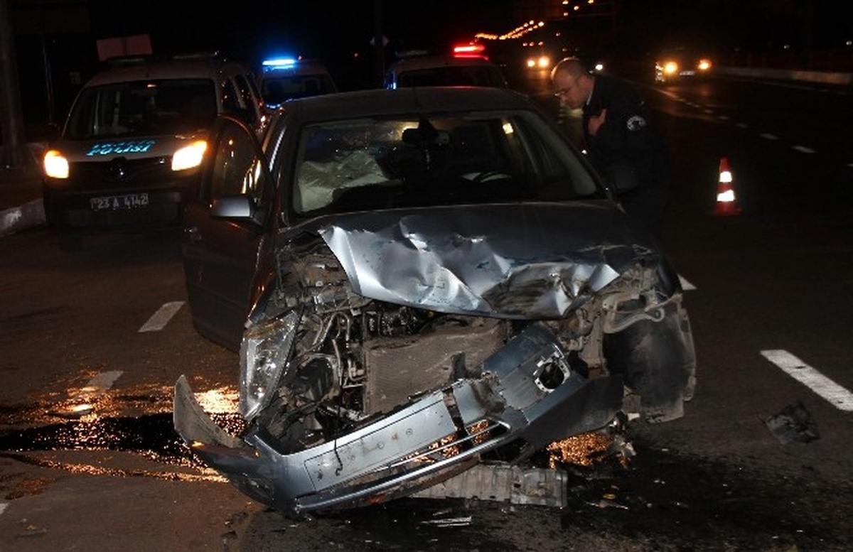 Zırhlı Polis Aracı ile Otomobil Çarpıştı: 2 Polis Yaralı