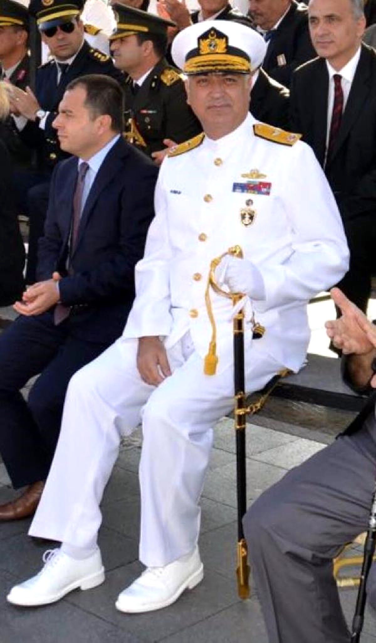 Amiral Uça, Kumpası da Beynindeki Tümörü de Yendi