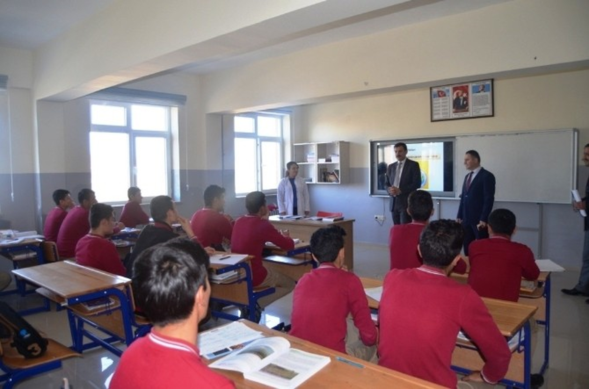 Aziziye Kaymakamı Öz, Ilıca Anadolu İmam Hatip Lisesi\'ni Ziyaret Etti