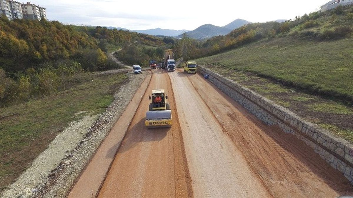 Başiskele\'de Yeni Açılan ve Genişletilen Yollar Asfaltlanıyor