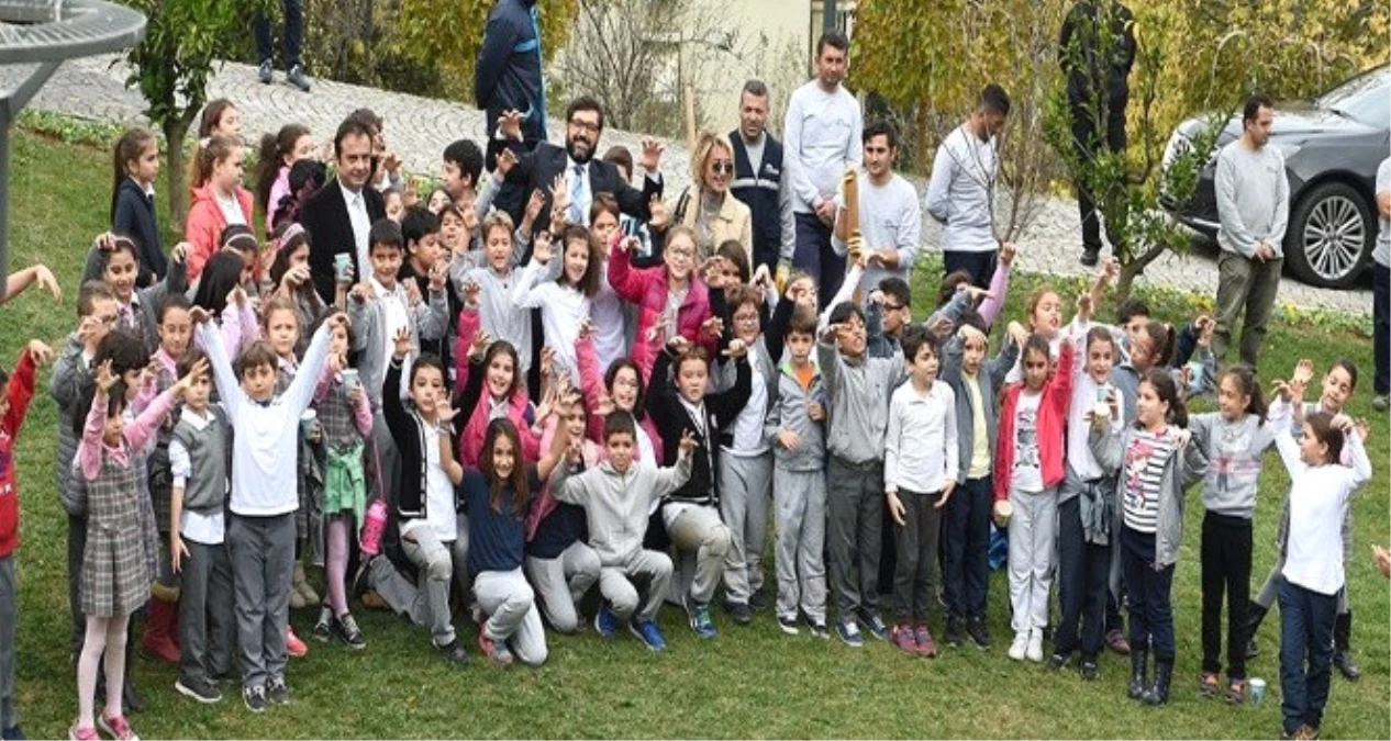 Beşiktaş Belediyesi Çocuklarla Birlikte Meyve Fidanı Dikti