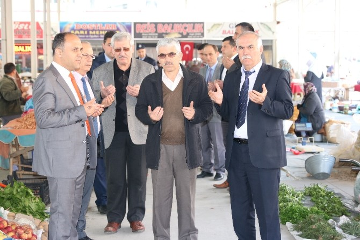 Beyşehir\'de Pazarcı Esnafı, Pazar Duasıyla Mesaiye Başlıyor