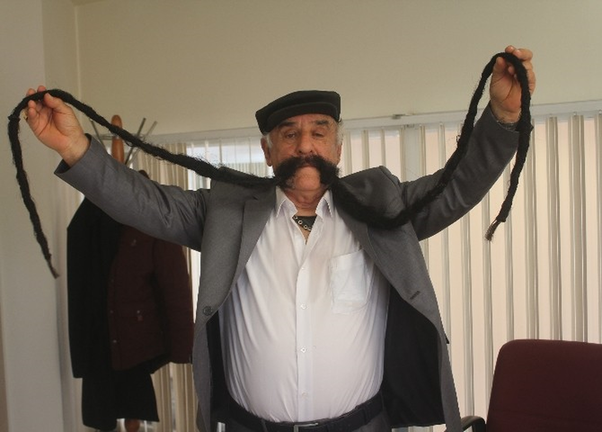 2 Metre 45 Santimetre Boyundaki Bıyıklarını 46 Yıldır Hiç Kesmedi