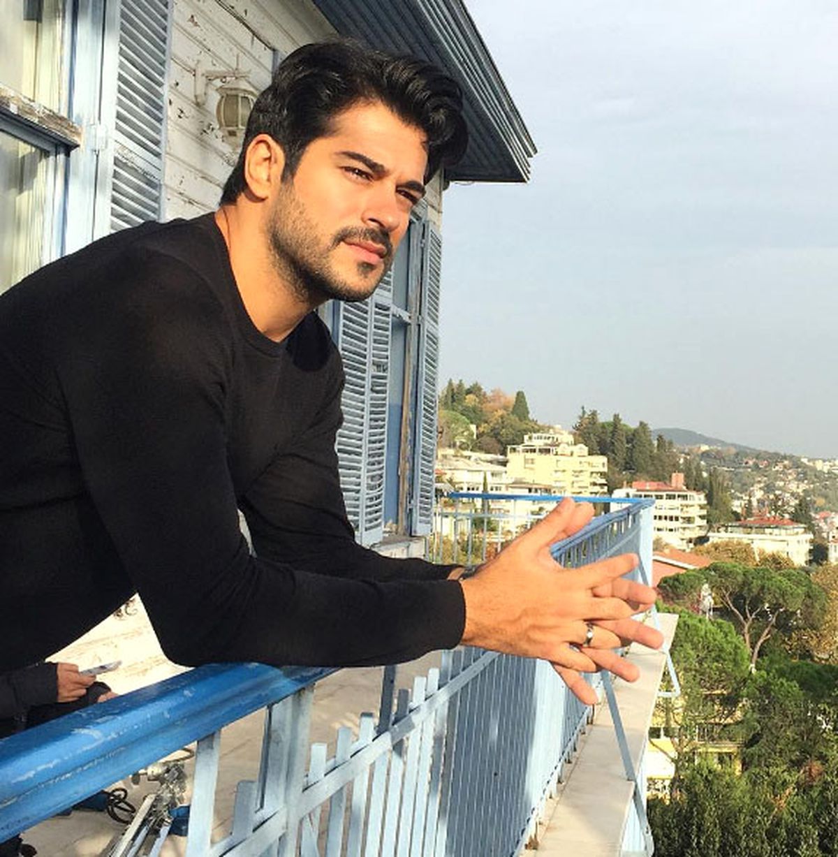 Burak Özçivit, Paylaştığı Fotoğrafta Alyansı ile Yakalandı