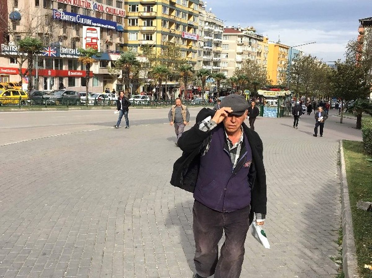 Bursa\'da Şiddetli Lodos Yüzünden Sokakta Yürüyemediler