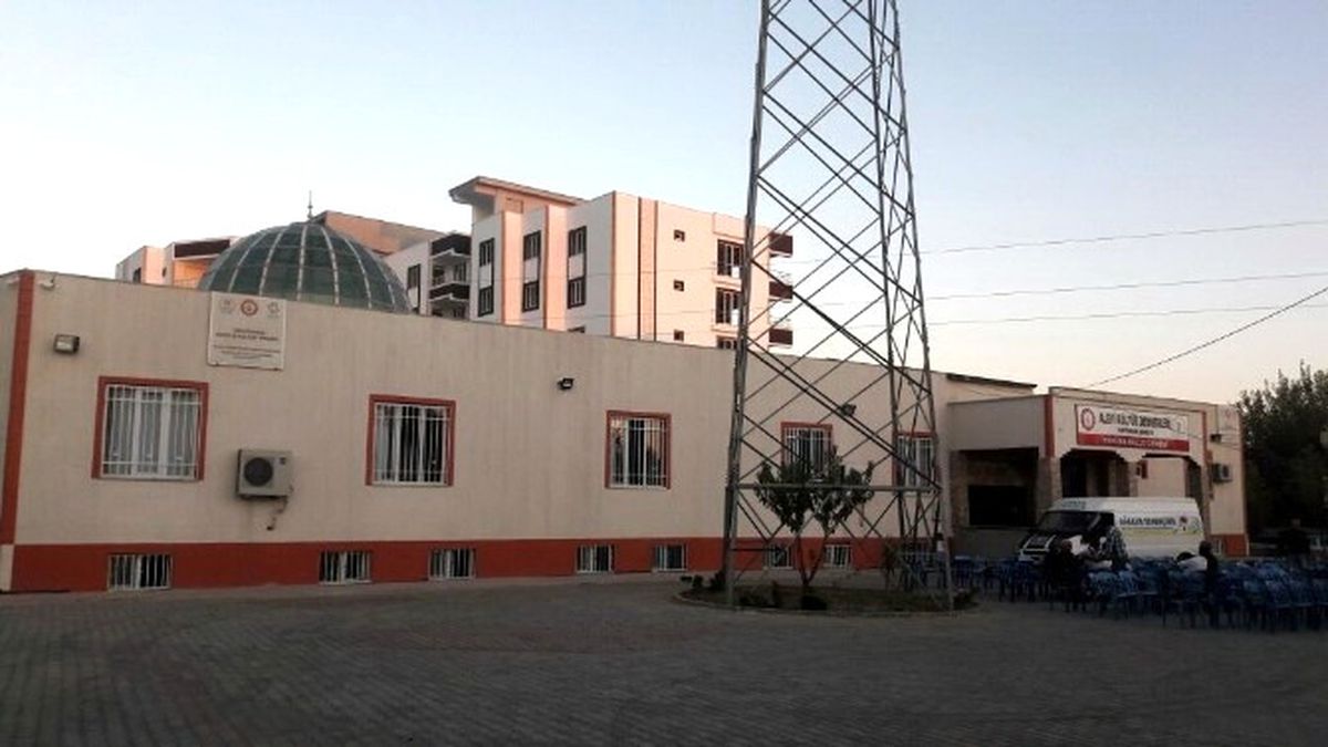 Cemevindeki Yüksek Gerilim Hattı Direği Kaldırılmayı Bekliyor