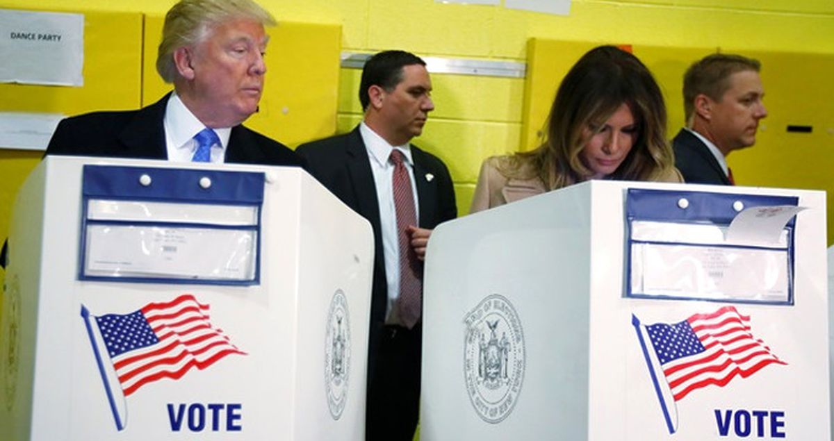 Dünyanın Konuştuğu Fotoğraf! Trump Eşinin Oyunu Kontrol Etti