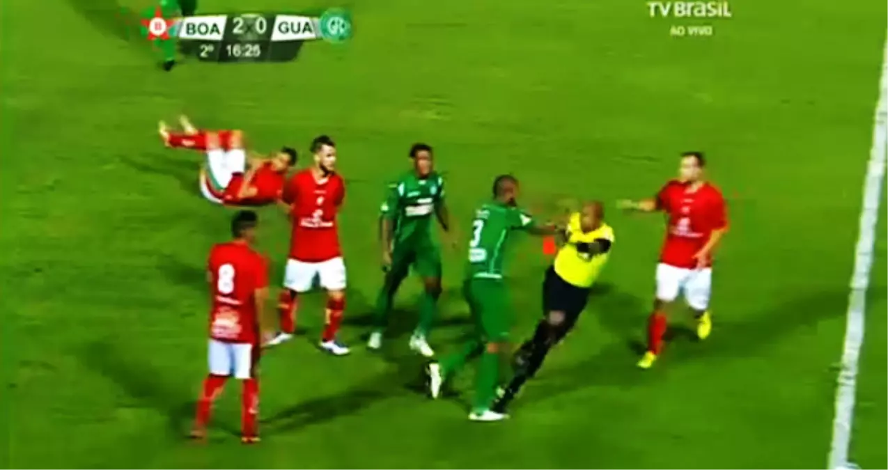 Futbolcu, Kırmızı Kart Görünce Hakeme Saldırdı