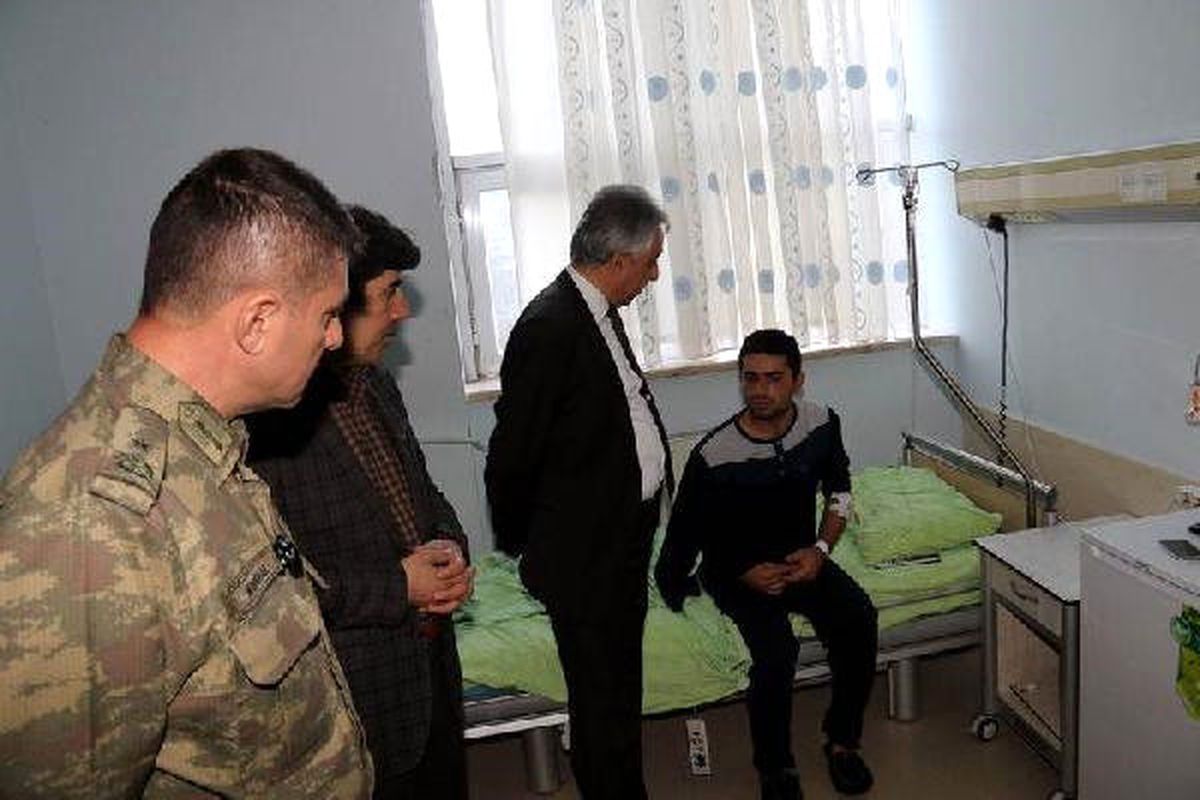 Hakkari Valisi Toprak, Yaralı Askerleri Ziyaret Etti