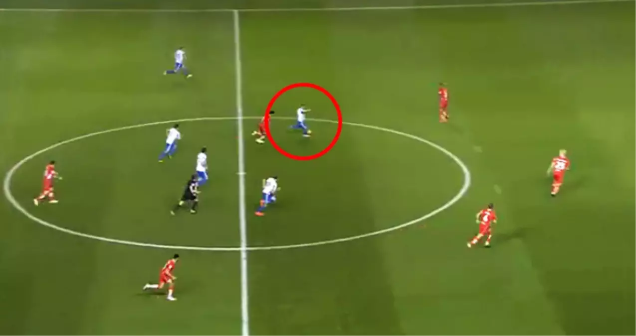 İngiltere\'de Oynanan Maçta Futbolcu Kaleciyi Orta Sahadan Kale İçine Soktu