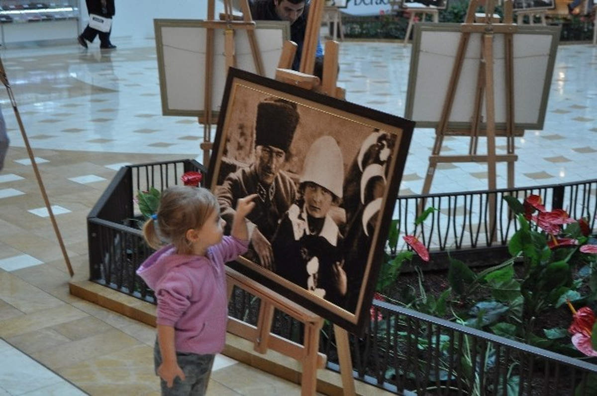 İzmir Optimum\'da Atatürk Fotoğrafları Sergisi