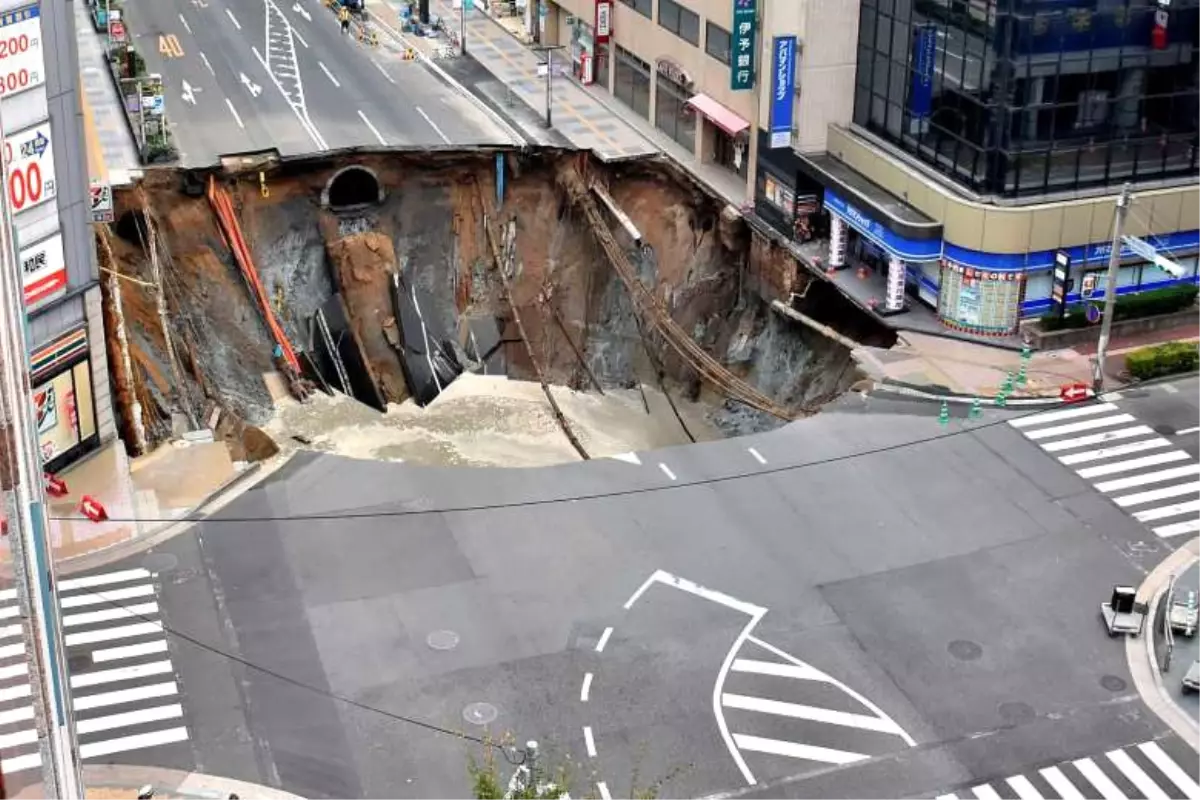 Japonya'da Dev Çukur Ana Yolu Yuttu