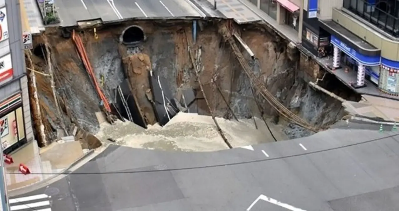 Japonya'da Dev Çukur Yolu Yuttu