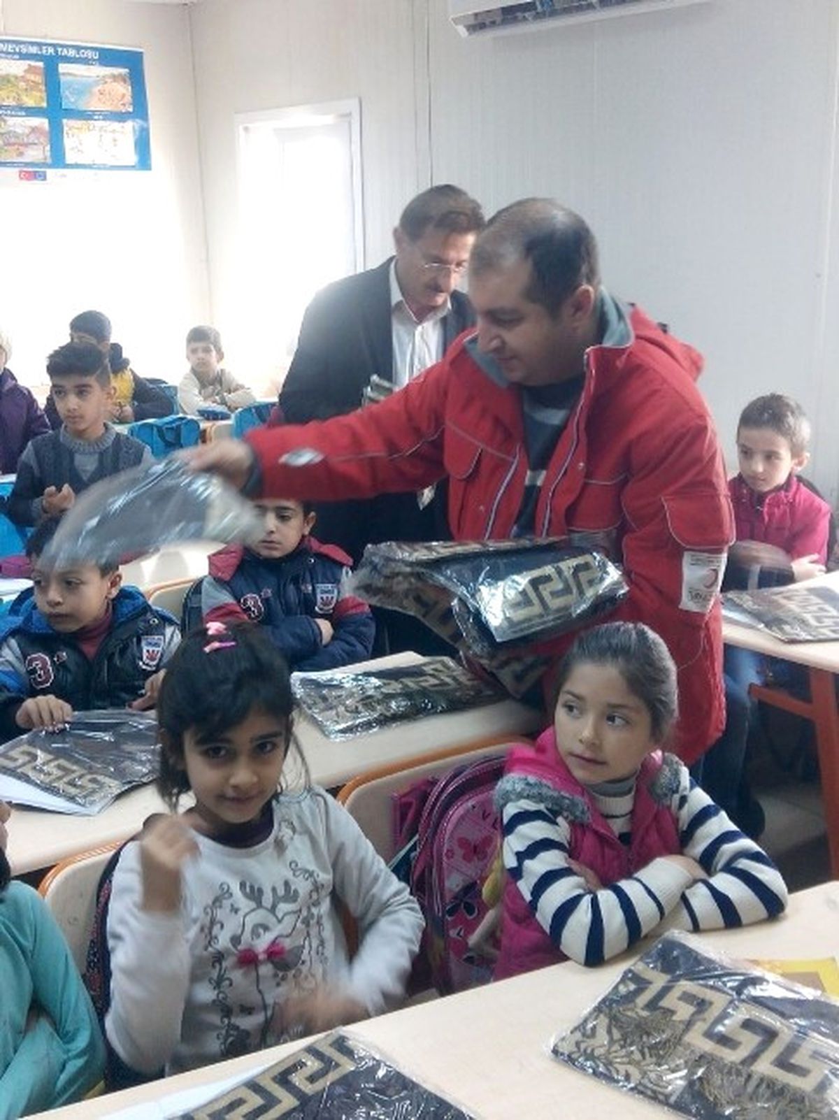 Kızılay\'dan 300 Suriyeli Öğrenciye Giyim Yardımı
