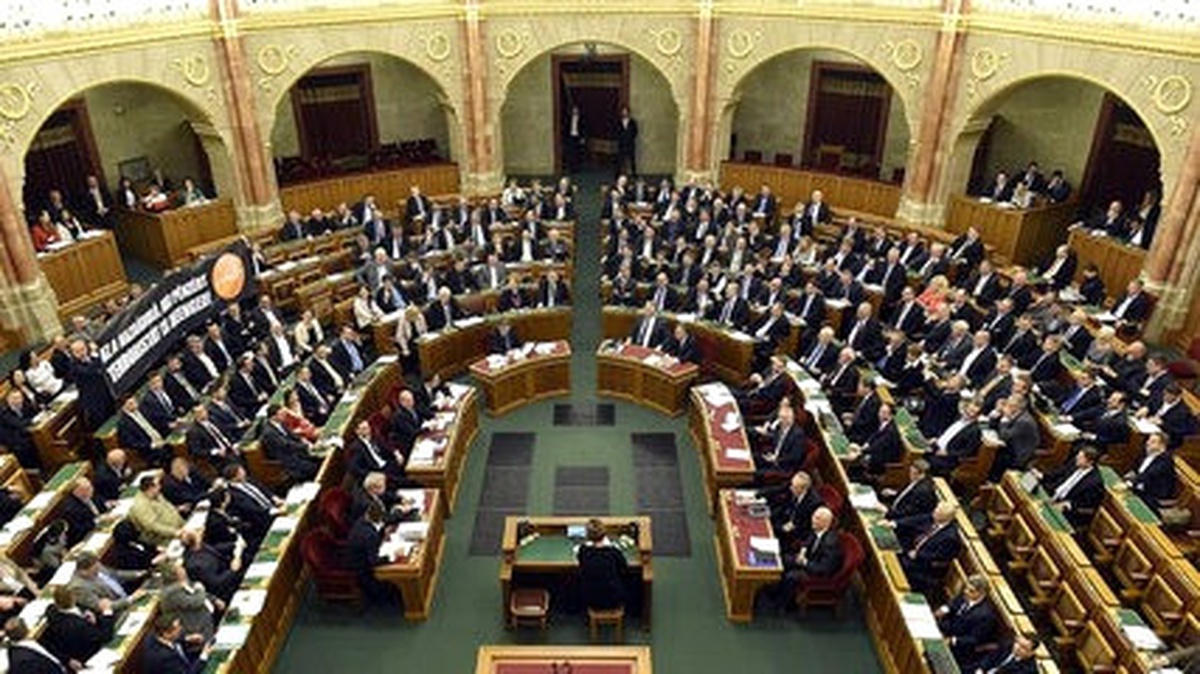 Macaristan\'da Orban\'ın \'Yabancı Karşıtı\' Planı Meclise Takıldı