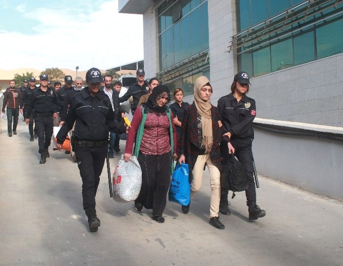 Mersin\'de Bombacılara Yardım ve Yataklıktan Gözaltına Alınan 9 Kişi Adliyede