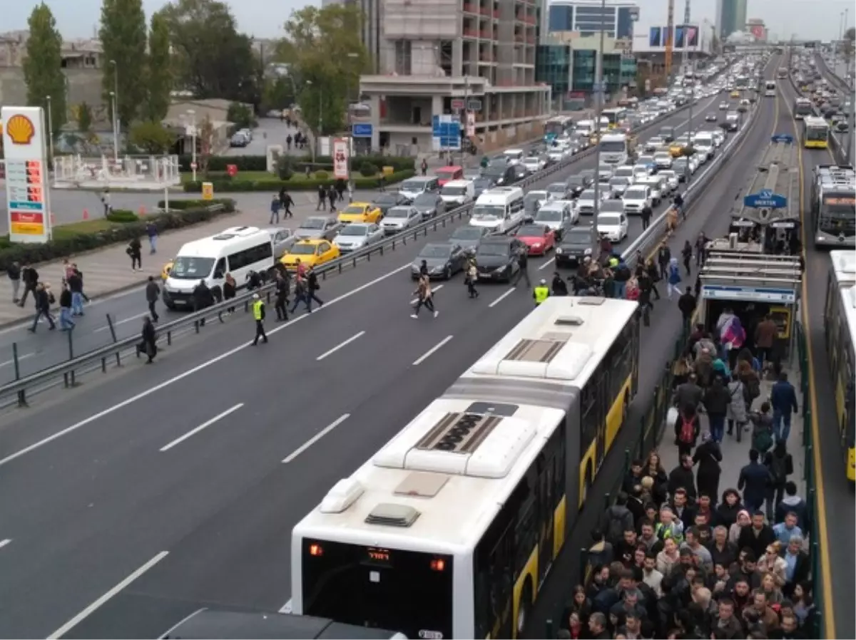 Merter Metrobüs Durağında İzdiham! Vatandaş Yola Taştı