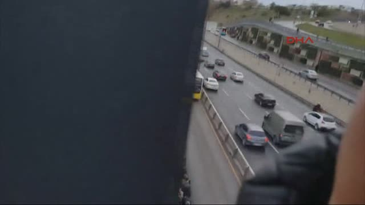 Metrobüs Durağı Doldu Taştı, D-100\'de Araç Çarptı